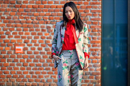 atmosphere details, AUTUMN WINTER 2017-2018, AW 17-18, beige jacket, beige pants, blazer, detail, FALL WINTER 2017-2018, fashion week, floral, flower, frenchystyle, FW, FW 17-18, gucci, horizontal, jonathan paciullo, MFW, MILAN, printed jacket, printed pants, printed suit, red shirt, rings, street style, sunglasses, tina leung, trousers