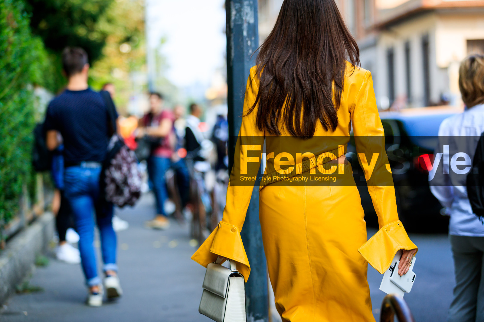 elizabeth von der goltz, leather bag, leather dress, white bag, yellow dress, fashion week, frenchystyle, FW, jonathan paciullo, street style, MFW, MILAN, SPRING SUMMER 2019, SS 19, atmosphere details, horizontal, detail