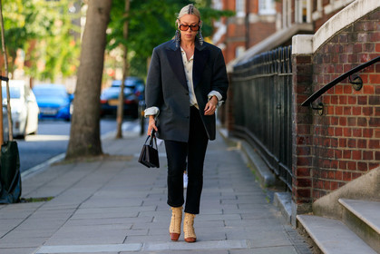 brown scale sunglasses, square glasses, big earrings, oversize jacket, dark grey jacket, white shirt, black and silvered earrings, plastic earrings, plastic earrings, black leather bag, hand bag, black jeans, cropped jeans, cropped flare jeans, beige leather shoes, laced boots, brown and beige shoes, fashion week, frenchystyle, FW, jonathan paciullo, street style, atmosphere details, horizontal, full length
