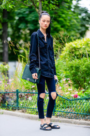 AUTUMN WINTER 2016-2017, AW 16-17, black sandals, black shoes, blue denim, blue shirt, boy bag, chanel, denim pants, denim shirt, emerald, FALL WINTER 2016-2017, fashion week, frenchystyle, full length, FW, FW 16-17, green bag, HAUTE COUTURE, jeans, jonathan paciullo, leather bag, leather shoes, MENSWEAR, model, PARIS, PFW, ripped pants, street style, trousers, vertical