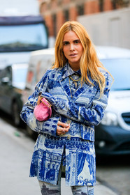 blanca miro scrimieri, blue jacket, blue pants, graphic jacket, leather bag, pink bag, printed jacket, PARIS, PFW, street style, jonathan paciullo, FW, frenchystyle, fashion week, AUTUMN WINTER 2019-2020, AW 19-20, FALL WINTER 2019-2020, FW 19-20, vertical, atmosphere details, detail