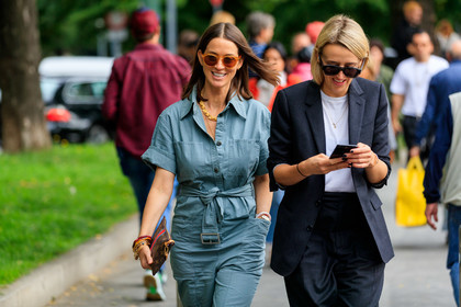 emily zak, jumpsuit, green jumpsuit, short sleeves jumpsuit, louis vuitton clutch, monogrammed clutch, multi bracelet, black suits, black jacket, black pants, white t-shirt, black sunglasses, orange sunglasses, golden necklace, street style, jonathan paciullo, FW, frenchystyle, fashion week, MFW, MILAN, SPRING SUMMER 2020, SS 20