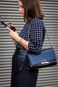 handbag, alexander mcqueen, trousers, knitted top, fashion week, frenchystyle, FW, jonathan paciullo, street style, SPRING SUMMER 2022, SS 22, LFW, LONDON, vertical, atmosphere details, detail
