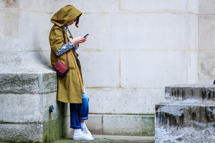 atmosphere details, AUTUMN WINTER 2017-2018, AW 17-18, blue denim, bordeaux, burgundy, denim pants, FALL WINTER 2017-2018, fashion week, frenchystyle, full length, FW, FW 17-18, green coat, hood, horizontal, iphone, jeans, jonathan paciullo, leather bag, leather shoes, PARIS, PFW, red bag, street style, trousers, vans, white sneakers