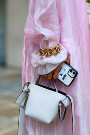 acne studios bag, white leather bag, hand bag, golden bracelet, golden chain bracelet, big bangle, big bracelet, bag detail, close up detail, selma kaci, fashion week, frenchystyle, FW, jonathan paciullo, street style, PFW, PARIS, SPRING SUMMER 2022, SS 22, vertical, atmosphere details, detail