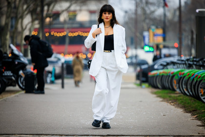 golden aerrings, red lips, white blazer, white suit, white pants, baggy pants, black top, black shoes, black handbag, choker, fashion week, frenchystyle, FW, jonathan paciullo, street style, PARIS, PFW, SPRING SUMMER 2022, SS 22, full length
