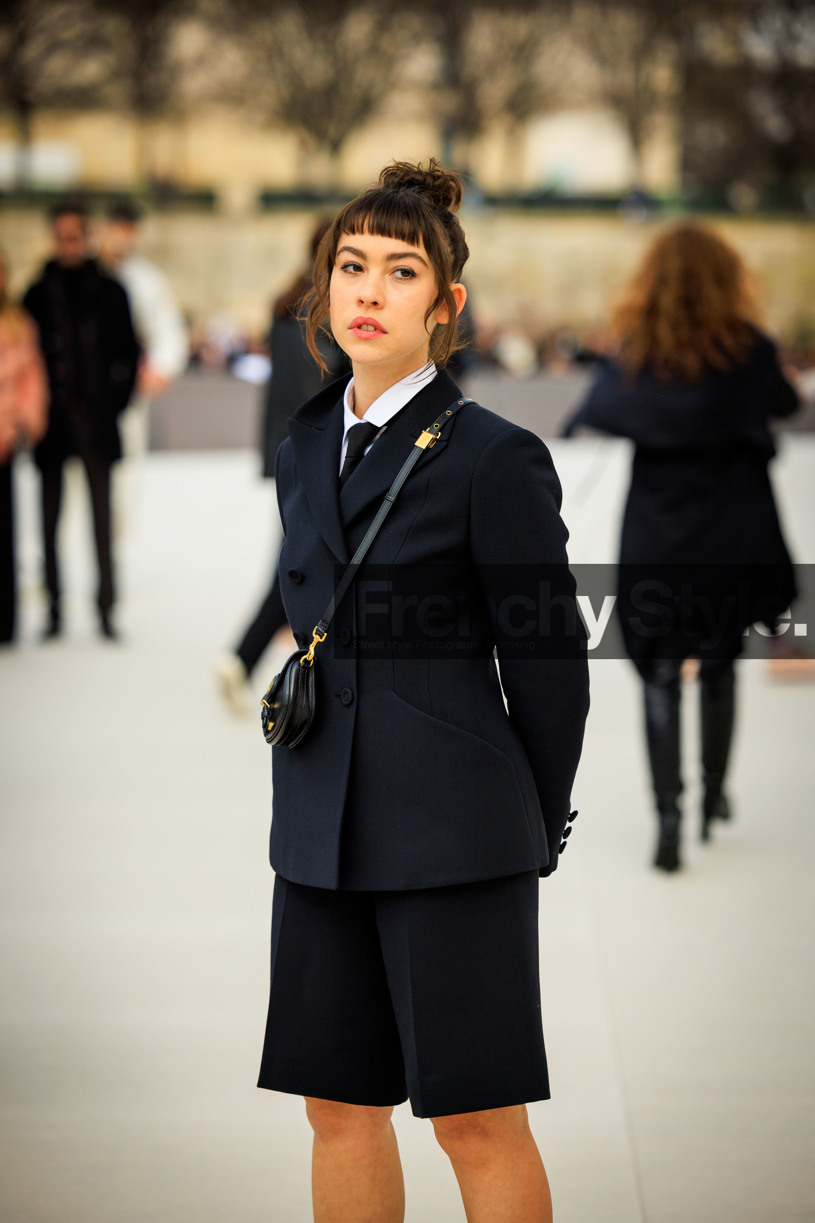 black blazer, dior, crossbodybag, black mini bag, white shirt, black short, boyish look, fringe, fashion week, frenchystyle, FW, jonathan paciullo, street style, AUTUMN WINTER 2022-2023, FALL WINTER 2022_2023, FW 22-23, PFW, PARIS, vertical, detail
