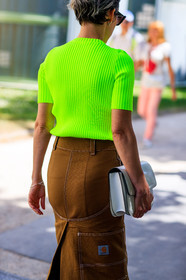 atmosphere details, back detail, brown skirt, carhartt, detail, fashion week, fluo, frenchystyle, FW, green sweater, jonathan paciullo, leather bag, MENSWEAR, PARIS, PFW, SPRING SUMMER 2018, SS 18, street style, vertical, white bag