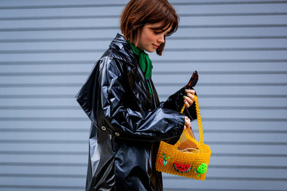 black coat, graphic bag, leather bag, leather coat, orange bag, printed bag, street style, jonathan paciullo, FW, frenchystyle, fashion week, NYFW, NEW YORK, AUTUMN WINTER 2018-2019, AW 18-19, FALL WINTER 2018-2019, FW 18-19, atmosphere details, horizontal, detail, molly and reese blustein