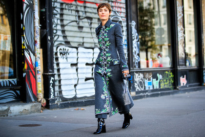 elsa muse, paco rabanne jacket, paco rabanne coat, dark grey jacket, dark grey coat, floral embroidered jacket, floral embroidered coat, long coat, silvered bag, metalic bag, paco rabanne bag, black polish boots, PARIS, PFW, fashion week, frenchystyle, FW, jonathan paciullo, street style, SPRING SUMMER 2021, SS 21, horizontal, atmosphere details, full length