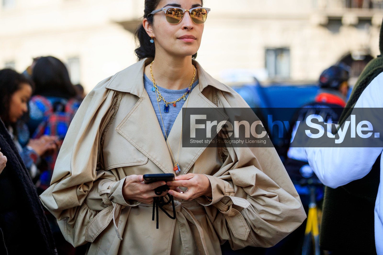 caroline issa, rayban sunglasses, mirror sunglasses, beige sunglasses, metalic frame sunglasses, beige trench coat, belted trench coat, balloon sleeves, golden necklace, big chain necklace, stone necklace, long necklace, grey top, fashion week, frenchystyle, FW, jonathan paciullo, street style, MFW, MILAN, AUTUMN WINTER 2020-2021, FALL WINTER 2020-2021, FW 20-21, horizontal, atmosphere details, detail