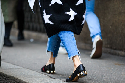 atmosphere details, AUTUMN WINTER 2016-2017, AW 16-17, black cardigan, black knit, black loafers, black sweater, blue denim, denim pants, detail, embroidered sweater, FALL WINTER 2016-2017, fashion week, frenchystyle, FW, FW 16-17, gucci, horizontal, jeans, jonathan paciullo, leather shoes, LFW, LONDON, MENSWEAR, pearls, printed sweater, ripped pants, stars, street style, sunglasses, trousers, vêtements, yoyo cao