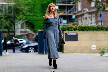 asymetric, atmosphere details, black bag, black boots, fashion week, frenchystyle, full length, FW, grey dress, high heels, horizontal, jonathan paciullo, leather bag, leather shoes, LFW, lisa aiken, LONDON, one shoulder, ray ban, SPRING SUMMER 2017, SS 17, street style, sunglasses, woman, wool dress