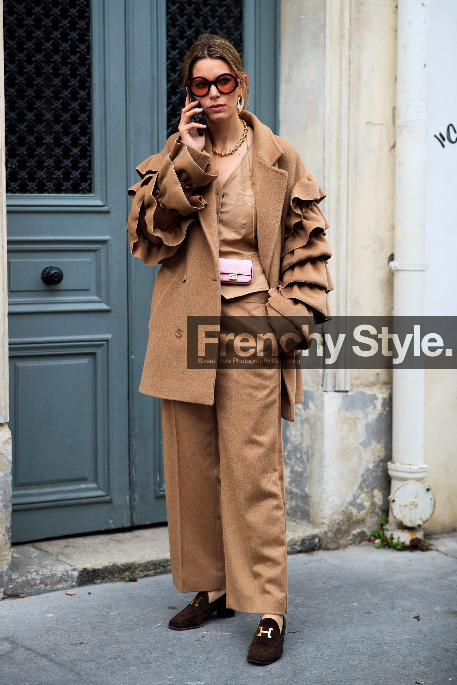 camel coat, camel jacket, camel pants, camel total look, ruffle coat, hermes shoes, brown loafers, suede loafers, light pink leather bag, fendi bag, mini bag, crossbody bag, golden chain strap bag, round shape sunglasses, red sunglasses, hoop earrings, golden earrings, fashion week, frenchystyle, FW, jonathan paciullo, street style, PFW, PARIS, SPRING SUMMER 2021, SS 21, vertical, full length