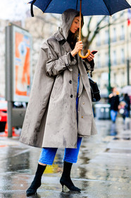 AUTUMN WINTER 2017-2018, AW 17-18, beige coat, black bag, black shoes, black sweater, blue denim, denim pants, FALL WINTER 2017-2018, fashion week, frenchystyle, full length, FW, FW 17-18, high heels, hood, jeans, jonathan paciullo, julie pelipas, leather bag, leather shoes, PARIS, PFW, street style, trench coat, trousers, vertical
