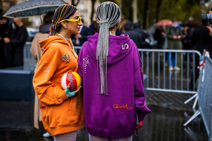 back, back details, brooch, chanel look, color, detail, hairstyle, hoodie, orange hoodie, pearls, purple hoodie, statement, strass, sunglasses, yellow sunglasses, fashion week, frenchystyle, FW, jonathan paciullo, street style, PFW, PARIS, SPRING SUMMER 2022, SS 22, atmosphere details, horizontal