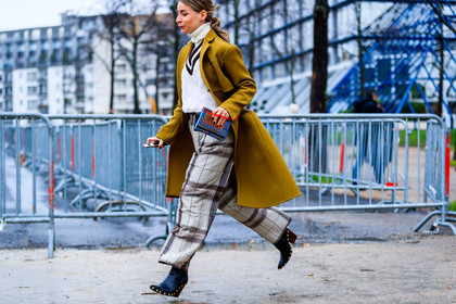 atmosphere details, AUTUMN WINTER 2017-2018, AW 17-18, beige pants, black shoes, blue bag, camel coat, checked pants, detail, FALL WINTER 2017-2018, fashion week, frenchystyle, FW, FW 17-18, graphic pants, high heels, horizontal, irina lakicevic, jonathan paciullo, leather bag, leather shoes, PARIS, PFW, plaid, printed bag, printed pants, street style, studs, tartan, trousers, white sweater