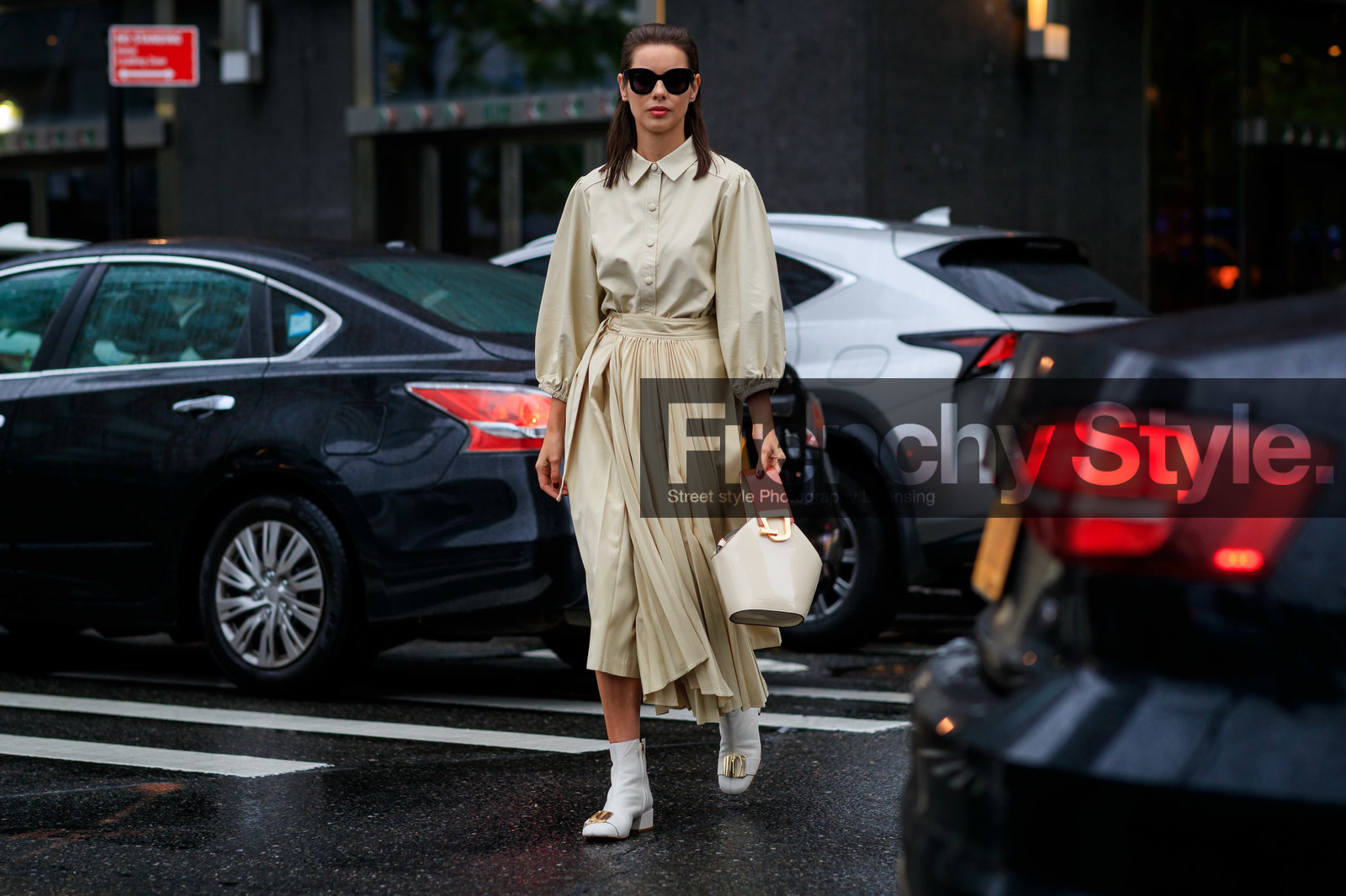 beige shirt, beige skirt, danse lente, high waist, leather bag, leather shoes, pleated skirt, sunglasses, white bag, white shoes, fashion week, frenchystyle, FW, jonathan paciullo, street style, NEW YORK, NYFW, SPRING SUMMER 2020, SS 20, horizontal, atmosphere details, full length