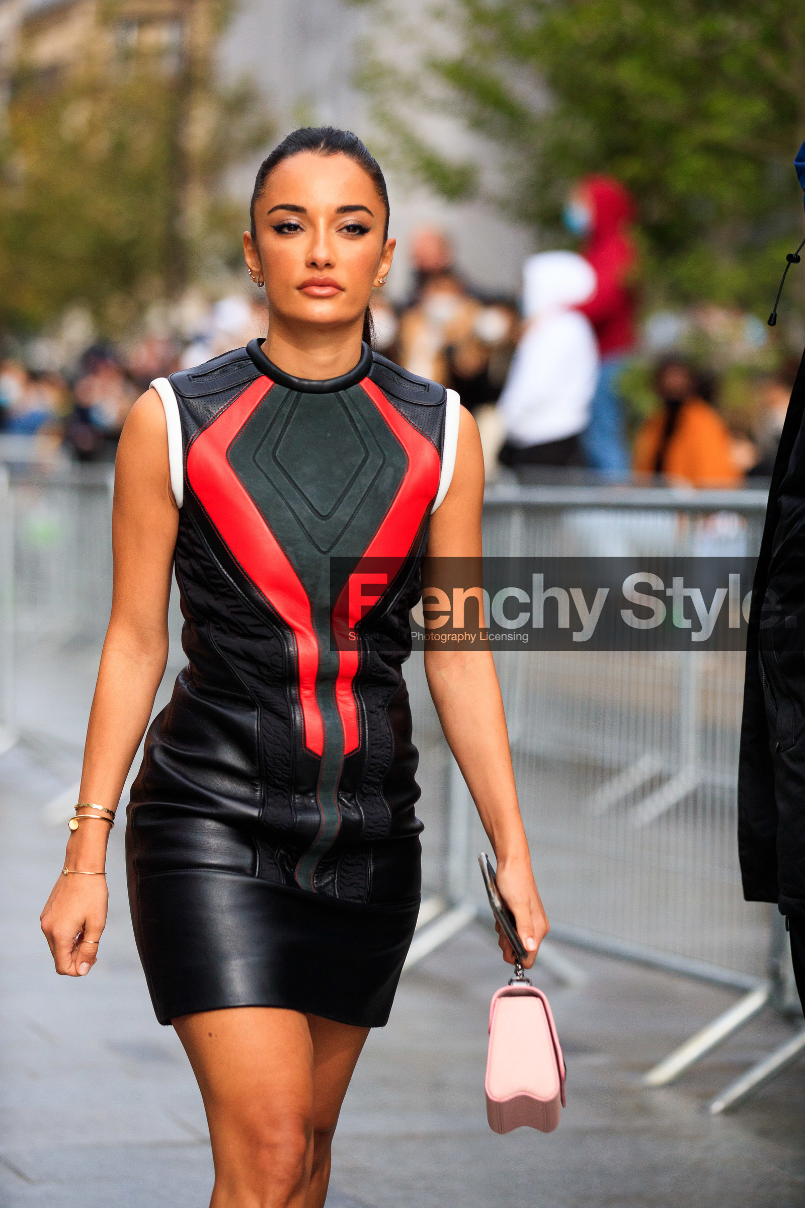 amina muaddi, black leather dress, sleeveless dress, red leather dress, quilted dress, mini dress, nails details, nail art, light pink leather bag, hand bag, louis vuitton bag, louis vuitton dress, PARIS, PFW, fashion week, frenchystyle, FW, jonathan paciullo, street style, SPRING SUMMER 2021, SS 21, vertical, atmosphere details, detail