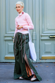 AUTUMN WINTER 2017-2018, AW 17-18, dyed hair, FALL WINTER 2017-2018, fashion week, frenchystyle, full length, FW, FW 17-18, green pants, jonathan paciullo, leather bag, leather shoes, nike, PARIS, PFW, pink sneakers, pink sweater, short hair, street style, tote bag, vertical, white bag, wide pants