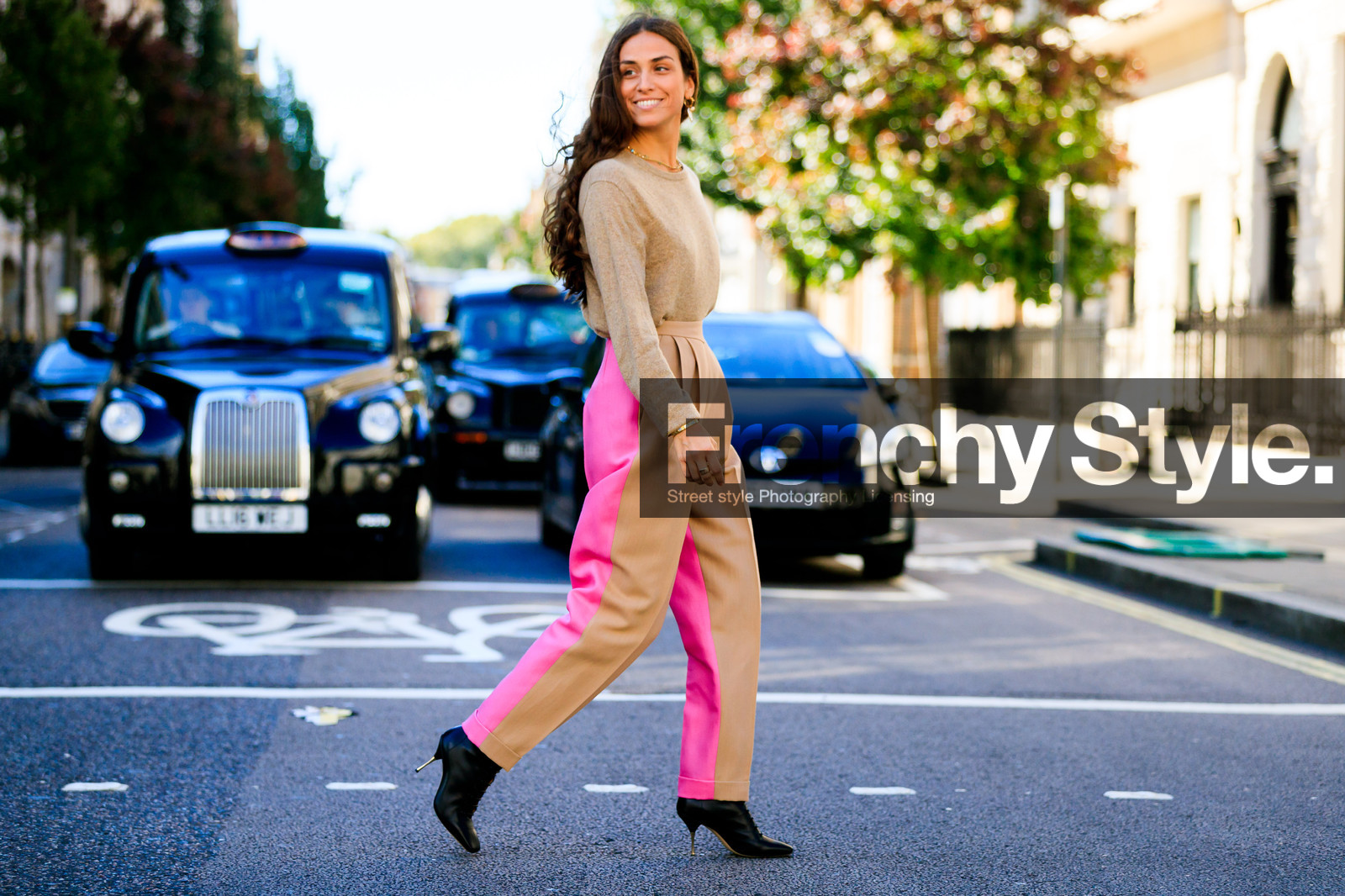 beige pants, beige sweater, black shoes, erika boldrin, leather shoes, pink pants, trousers, fashion week, frenchystyle, FW, jonathan paciullo, street style, LFW, LONDON, SPRING SUMMER 2019, SS 19, atmosphere details, horizontal, full length