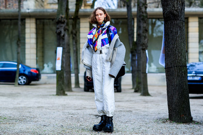 ania chiz, atmosphere details, AUTUMN WINTER 2017-2018, AW 17-18, black shoes, FALL WINTER 2017-2018, fashion week, frenchystyle, full length, FW, FW 17-18, grey jacket, horizontal, jonathan paciullo, leather shoes, model, multicolor shirt, off the shoulder, PARIS, PFW, printed scarf, printed shirt, street style, trousers, white pants
