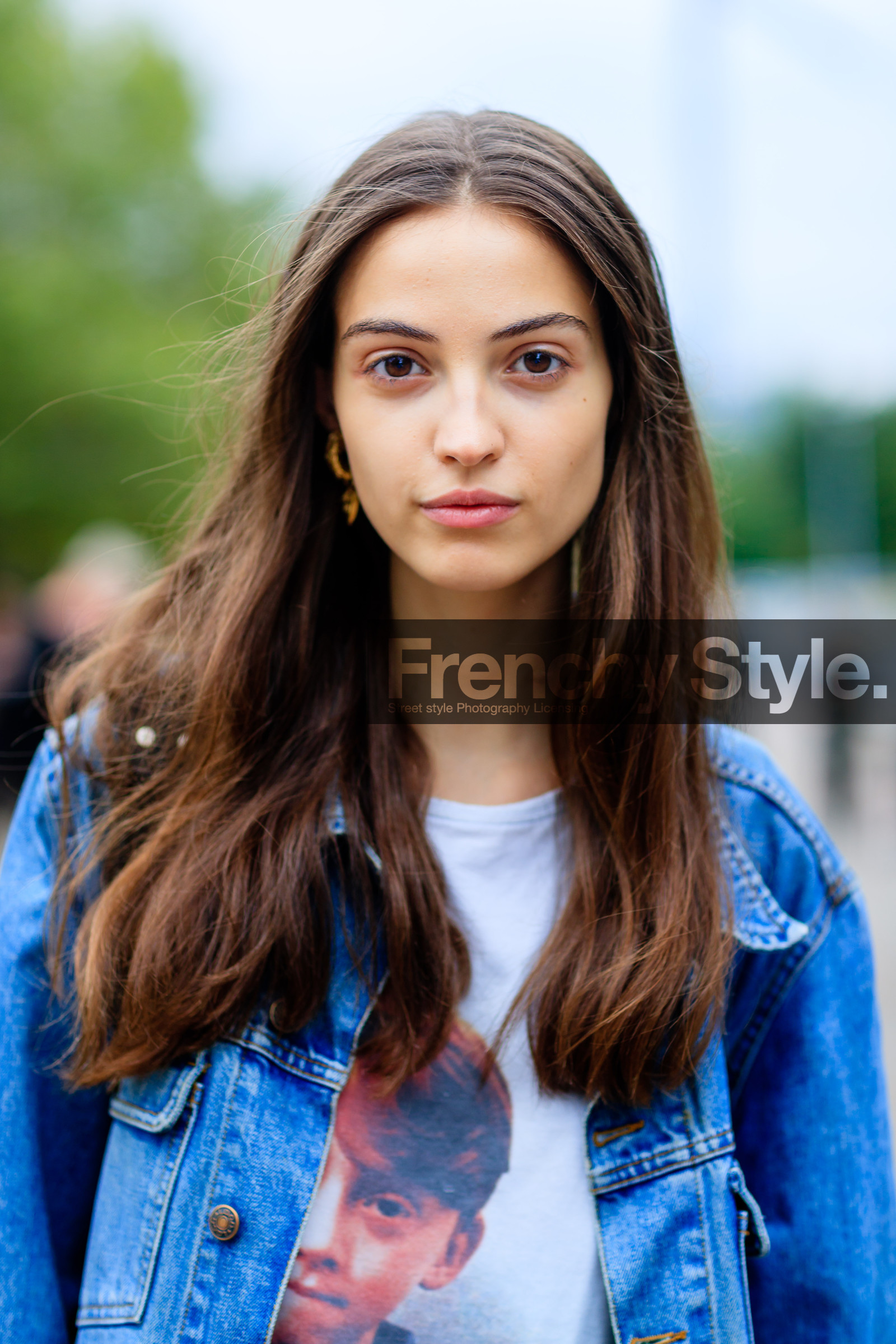 atmosphere details, blue denim, camille hurel, denim jacket, detail, fashion week, frenchystyle, FW, jonathan paciullo, LFW, LONDON, model, portrait, printed t shirt, SPRING SUMMER 2017, SS 17, street style, vertical, white t shirt, woman