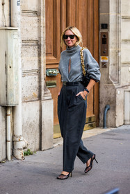 bag, belt, black bag, black belt, black sandals, black sunglasses, bottega veneta bag, bottega veneta sandals, gold chain, grey knitwear, grey pants, grey turtleneck, knitwear, large pants, Lisa Aiken, oversizer pants, pants, pleated pants, rayban sunglasses, sandals, statement sandals, sunglasses, turtleneck, fashion week, frenchystyle, FW, jonathan paciullo, street style, PFW, PARIS, SPRING SUMMER 2022, SS 22, vertical, full length