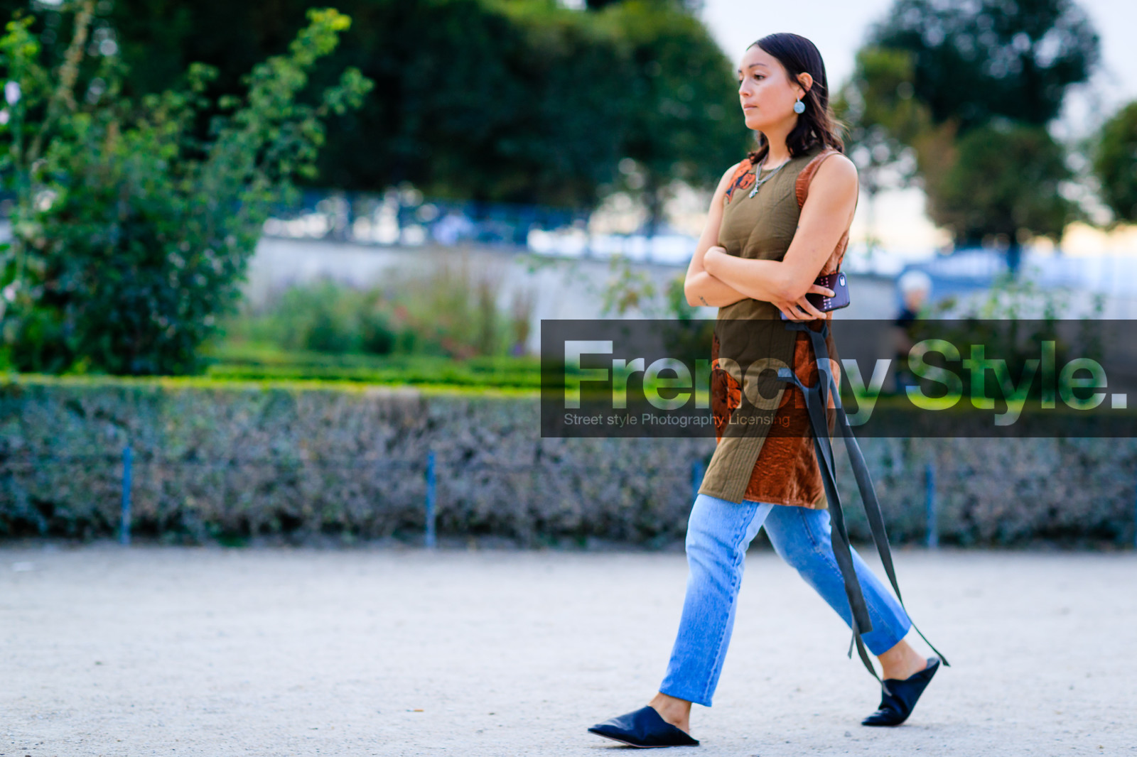 atmosphere details, babouche, blue denim, brown top, fashion week, frenchystyle, full length, FW, green top, horizontal, jeans, jonathan paciullo, leather shoes, PARIS, PFW, rachael wang, SPRING SUMMER 2017, SS 17, street style, trousers