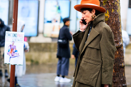 atmosphere details, AUTUMN WINTER 2017-2018, AW 17-18, detail, earrings, FALL WINTER 2017-2018, fashion week, frenchystyle, FW, FW 17-18, green jacket, horizontal, jonathan paciullo, orange hat, PARIS, PFW, street style
