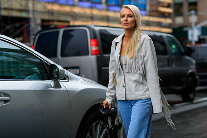kate davidson hudson, light blue jeans, light grey jacket, suede jacket, fringe jacket, fashion week, frenchystyle, FW, jonathan paciullo, street style, NYFW, NEW YORK, AUTUMN WINTER 2020-2021, FALL WINTER 2020-2021, FW 20-21, horizontal, atmosphere details, detail