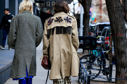 light beige trench coat, floral embroidered trench coat, fringe trench coat, sequins trench coat, checked pants, light beige pants, black pants, green pants, checked coat, black coat, white coat, bicolor coat, camel leather clutch, pearl embroidered trench coat, fashion week, frenchystyle, FW, jonathan paciullo, street style, AUTUMN WINTER 2020-2021, FALL WINTER 2020-2021, FW 20-21, horizontal, atmosphere details, detail, NYFW, NEW YORK