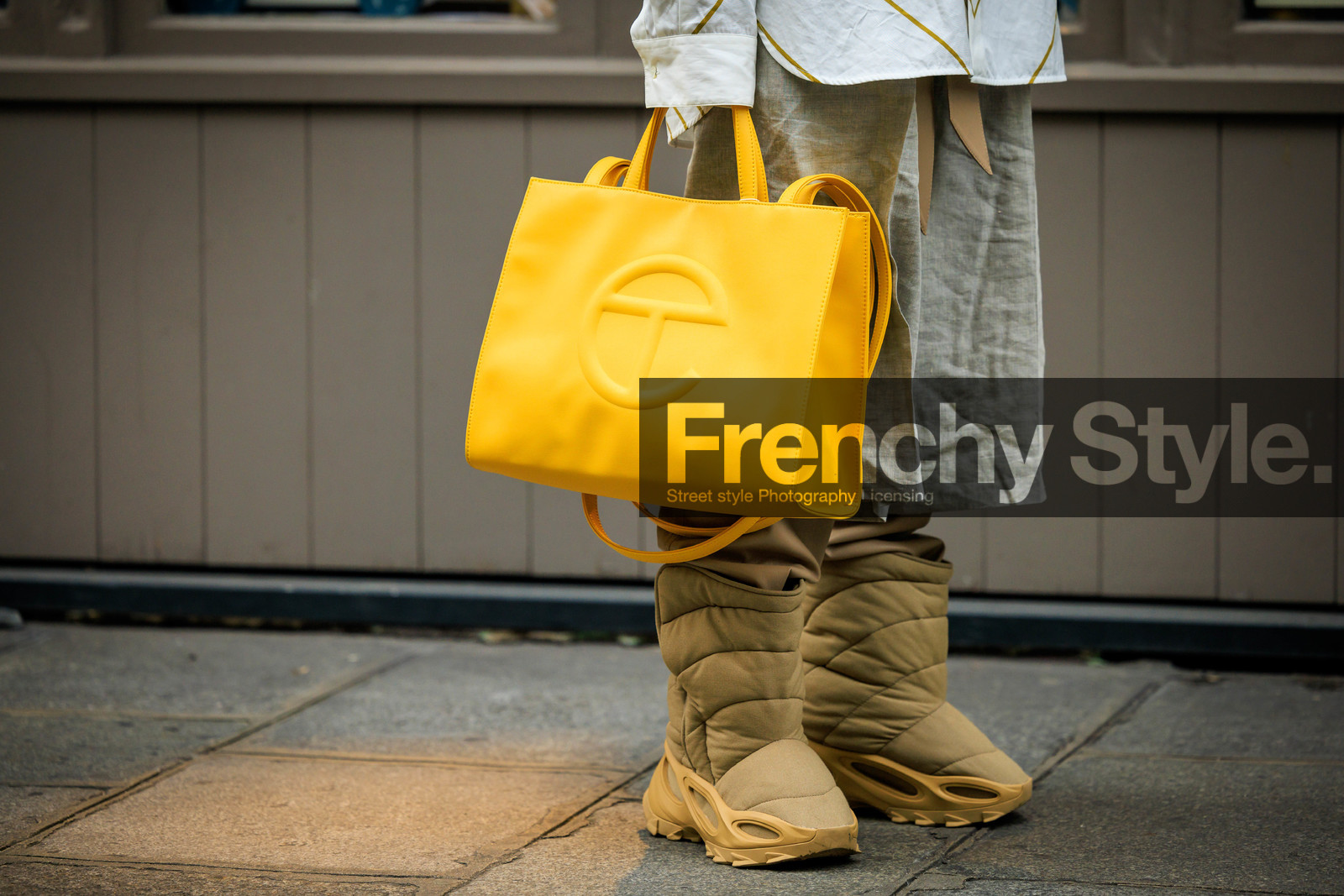telfar bag, accesories, close up details, puffed boots, yeezy boots, moon boots, beige boots, big tote bag, leather totebag, yellow totebag, fashion week, frenchystyle, FW, jonathan paciullo, street style, AUTUMN WINTER 2022-2023, FALL WINTER 2022_2023, FW 22-23, PFW, PARIS, horizontal, atmosphere details, detail