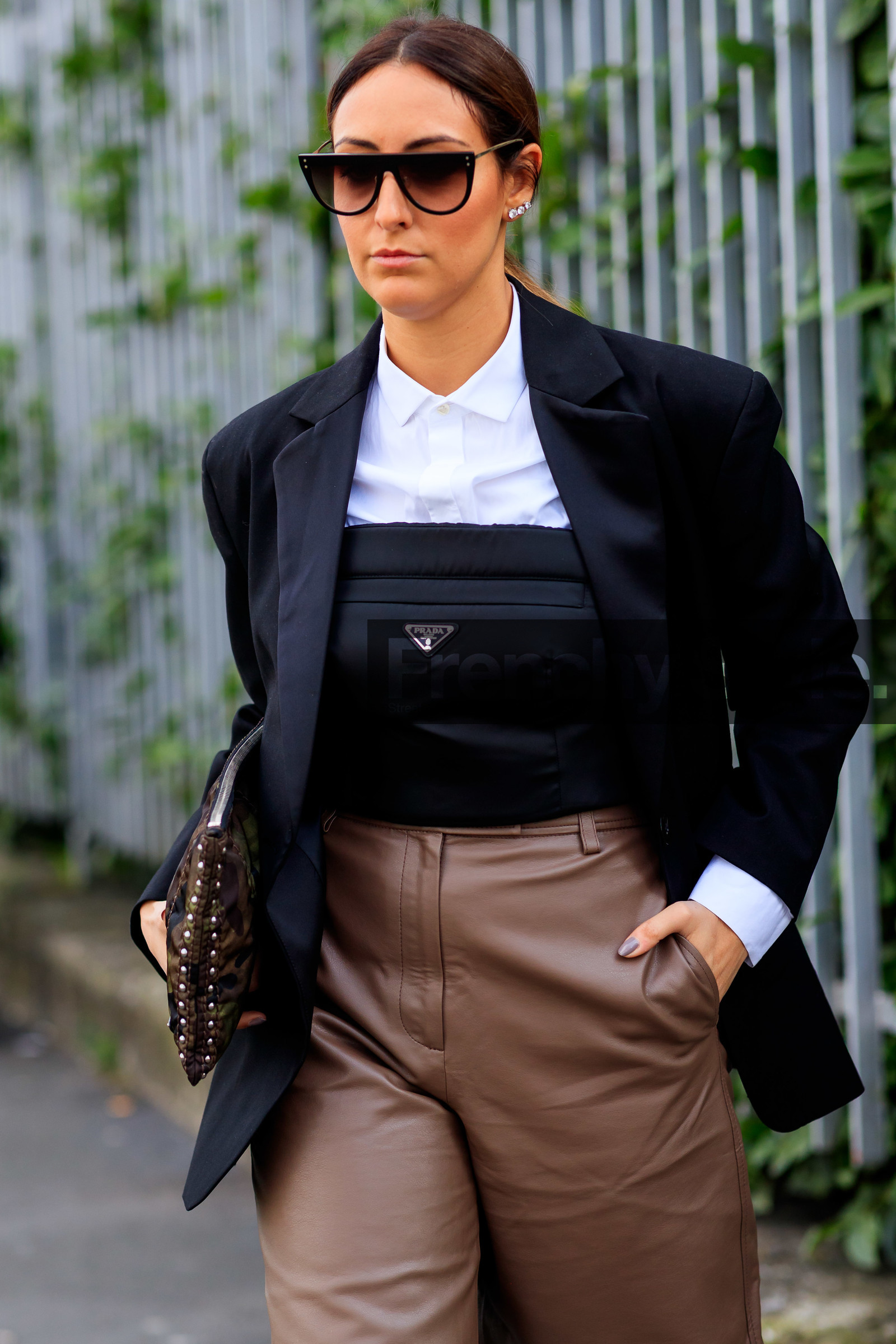 black jacket, black top, white shirt, strapless top, brown leather bermuda shorts, brown bermuda shorts, leather bermuda shorts, diamond earrings, prada clutch, prada top, military printed bag, military printed clutch, smoked sunglasses, big sunglasses, fashion week, frenchystyle, FW, jonathan paciullo, street style, MFW, MILAN, AUTUMN WINTER 2020-2021, FALL WINTER 2020-2021, FW 20-21, vertical, atmosphere details, detail