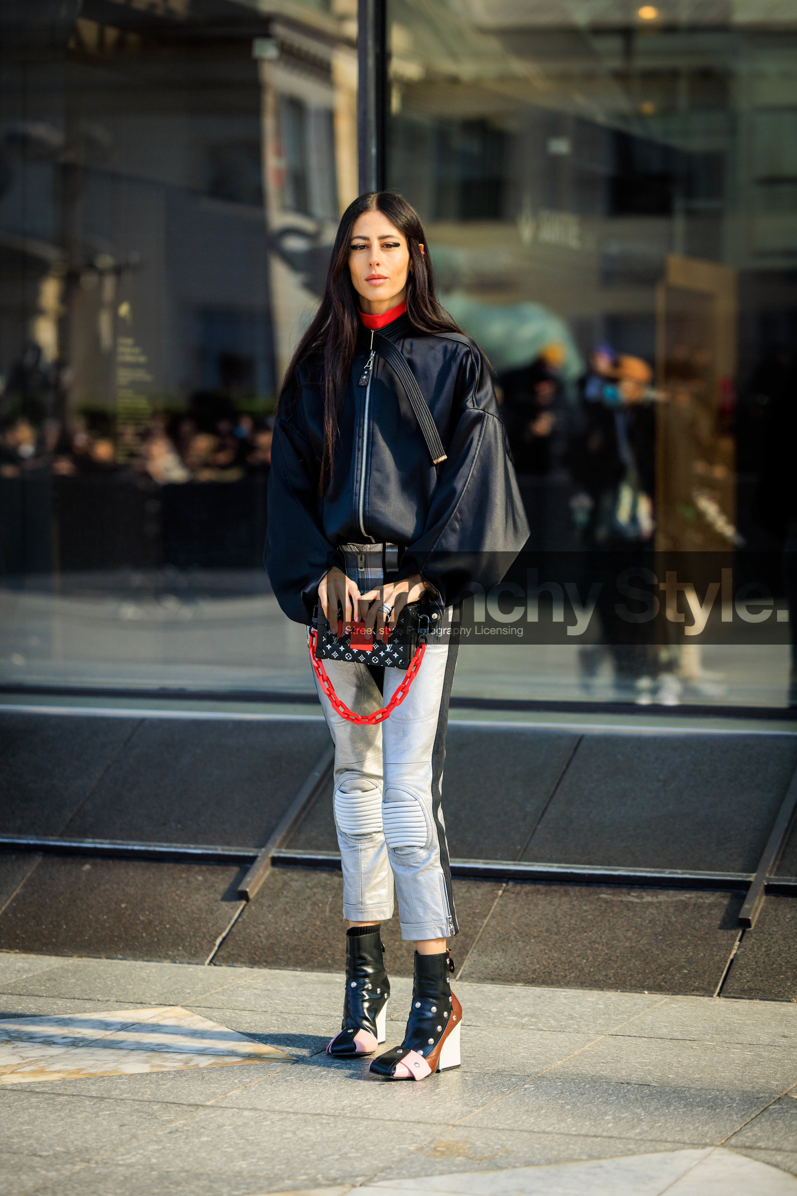 satin jacket, bomber jacket, louis vuitton, black bomber jacket, louis vuitton clutch, monogram clutch, black clutch, silver pants, skinny trousers, black bottines, heeled boots, louis vuittons boots, long hair, eye cat, gilda ambrosio, street style, jonathan paciullo, FW, frenchystyle, fashion week, AUTUMN WINTER 2022-2023, FALL WINTER 2022_2023, FW 22-23, PFW, PARIS, full length, vertical