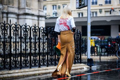 atmosphere details, AUTUMN WINTER 2017-2018, AW 17-18, back detail, brown skirt, carhartt, FALL WINTER 2017-2018, fashion week, frenchystyle, full length, fur bag, FW, FW 17-18, golden boots, green fur, grey t shirt, high heels, horizontal, jonathan paciullo, leather bag, leather shoes, orange bag, PARIS, PFW, printed t shirt, shiny shoes, street style