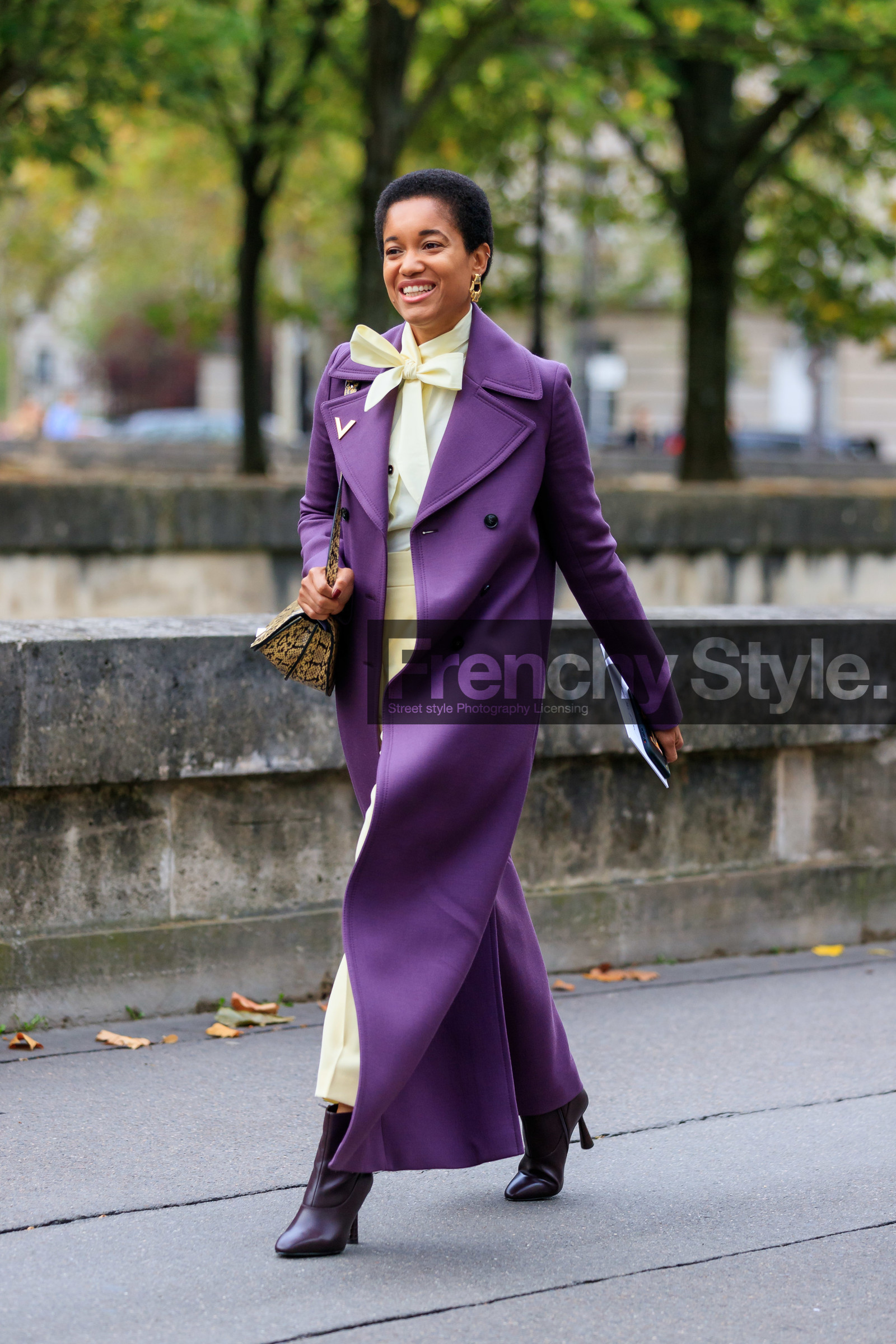 tamu mcpherson, purple coat, long coat, light yellow blouse, light yellow pants, purple leather boots, low boots, high heels boots, lavalliere collar, dangling earrings, golden earrings, golden pin, PARIS, PFW, SPRING SUMMER 2020, SS 20, fashion week, frenchystyle, FW, jonathan paciullo, street style, vertical, full length