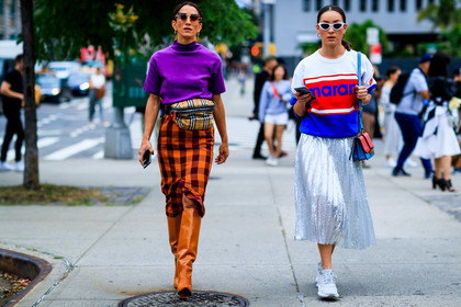 beige bag, blue bag, burberry, camel boots, checked, fanny pack, gingham, graphic bag, graphic skirt, graphic sweater, high heels, isabel marant, leather bag, leather shoes, orange skirt, plaid, pleated skirt, printed bag, printed skirt, printed sweater, purple sweater, red bag, shiny skirt, silver skirt, sunglasses, tartan, white sneakers, white sweater, fashion week, frenchystyle, FW, jonathan paciullo, street style, NYFW, NEW YORK, SPRING SUMMER 2019, SS 19, atmosphere details, horizontal, full length