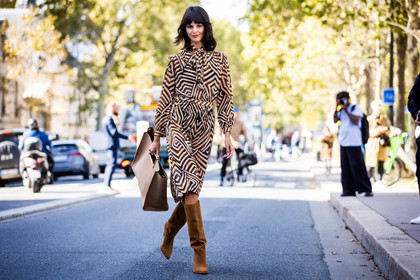bag, boots, brown boots, brown dress, camel boots, dress, Justine Soranzo, necktie dress, oversize bag, print, printed dress, wool bag, street style, jonathan paciullo, FW, frenchystyle, fashion week, PFW, PARIS, SPRING SUMMER 2022, SS 22, horizontal, atmosphere details, full length