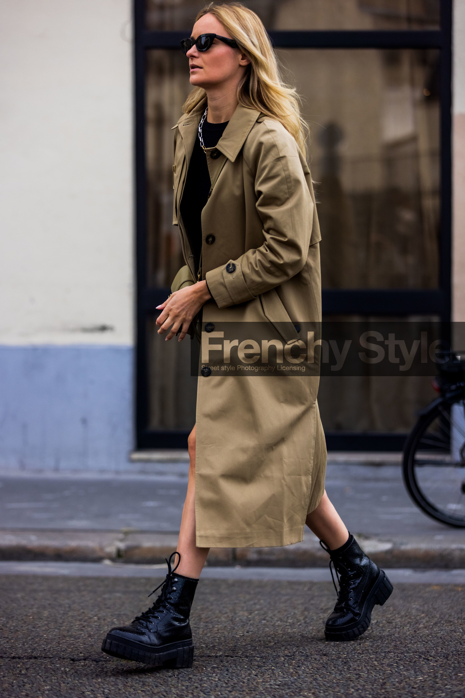 bag, black boots, black sunglasses, boots, chain necklace, crossbody bag, dr martens, khaki bag, khaki trench, lace up boots, leather bag, leather boots, sunglasses, trench, trenchcoat, fashion week, frenchystyle, FW, jonathan paciullo, street style, PFW, PARIS, SPRING SUMMER 2022, SS 22, vertical, full length