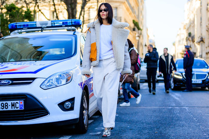 atmosphere details, AUTUMN WINTER 2017-2018, AW 17-18, beige fur, beige jacket, beige pants, black and white shoes, FALL WINTER 2017-2018, fashion week, frenchystyle, full length, FW, FW 17-18, gilda ambrosio, high heels, horizontal, jonathan paciullo, leather bag, leather shoes, PARIS, PFW, printed shoes, shearling, street style, sunglasses, trousers, white t shirt, wide pants
