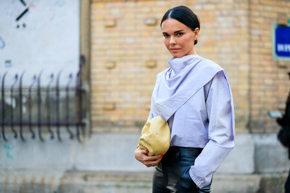 beige bag, evangelie smyrniotaki, grey shirt, leather bag, leather pants, PARIS, PFW, street style, jonathan paciullo, FW, frenchystyle, fashion week, AUTUMN WINTER 2019-2020, AW 19-20, FALL WINTER 2019-2020, FW 19-20, horizontal, atmosphere details, detail
