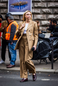 blazer, burgundy mocassins, camel blazer, camel pants, camel suit, flare pants, Jane McFarland, loafers, mocassins, pants, suit, white t-shirt, street style, jonathan paciullo, FW, frenchystyle, fashion week, PFW, PARIS, SPRING SUMMER 2022, SS 22, vertical, full length