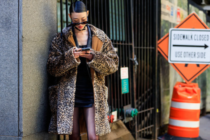 model, sora choi, leopard printed coat, fur coat, black leather jacket, black leather dress, beige coat, iphone, smartphone, fashion week, frenchystyle, FW, jonathan paciullo, street style, NYFW, NEW YORK, AUTUMN WINTER 2020-2021, FALL WINTER 2020-2021, FW 20-21, horizontal, atmosphere details, detail