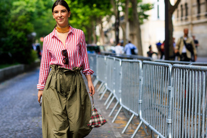 atmosphere details, detail, fashion week, frenchystyle, FW, graphic bag, graphic shirt, green pants, high waist, horizontal, jonathan paciullo, leather bag, MENSWEAR, necklace, PARIS, PFW, plaid, printed bag, printed shirt, red bag, red shirt, SPRING SUMMER 2018, SS 18, street style, striped shirt, sunglasses, tartan, trousers, wide pants