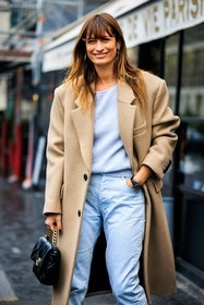 oatmeal coat, grey jumper, knitwear, chanel bag, black handbag, light blue jeans, casual look, long earrings, fashion week, frenchystyle, FW, jonathan paciullo, street style, PFW, PARIS, menswear, AUTUMN WINTER 2022-2023, FALL WINTER 2022-2023, FW 22-23, atmosphere details, detail, vertical