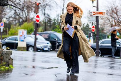 atmosphere details, AUTUMN WINTER 2017-2018, AW 17-18, beige coat, black pants, black shoes, black sweater, FALL WINTER 2017-2018, fashion week, frenchystyle, full length, FW, FW 17-18, horizontal, jonathan paciullo, leather shoes, PARIS, PFW, street style, trench coat, trousers