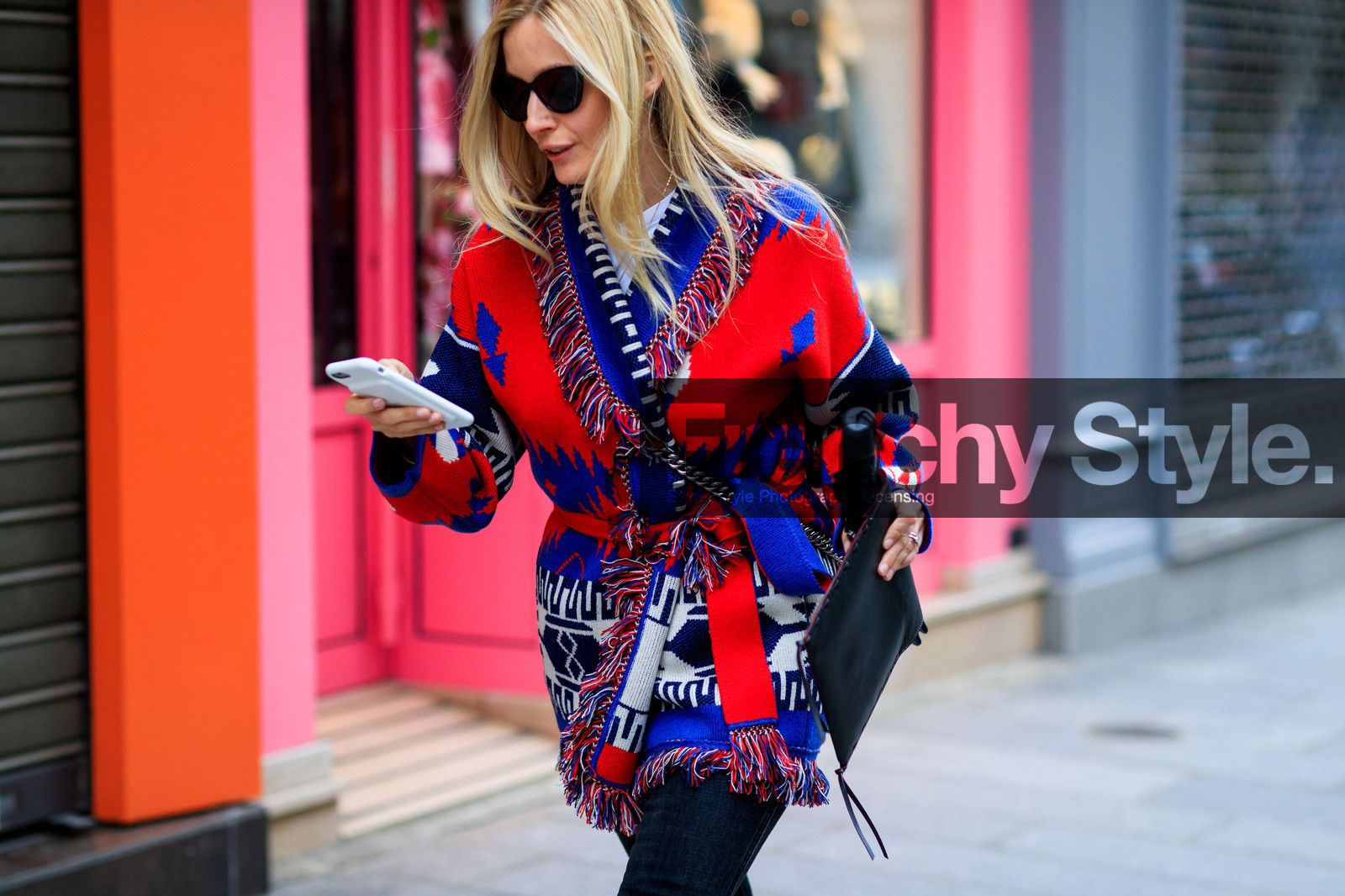 atmosphere details, AUTUMN WINTER 2017-2018, AW 17-18, black clutch, detail, FALL WINTER 2017-2018, fashion week, frenchystyle, FW, FW 17-18, horizontal, iphone, jonathan paciullo, leather bag, PARIS, peruvian, PFW, red sweater, street style, sunglasses, trousers