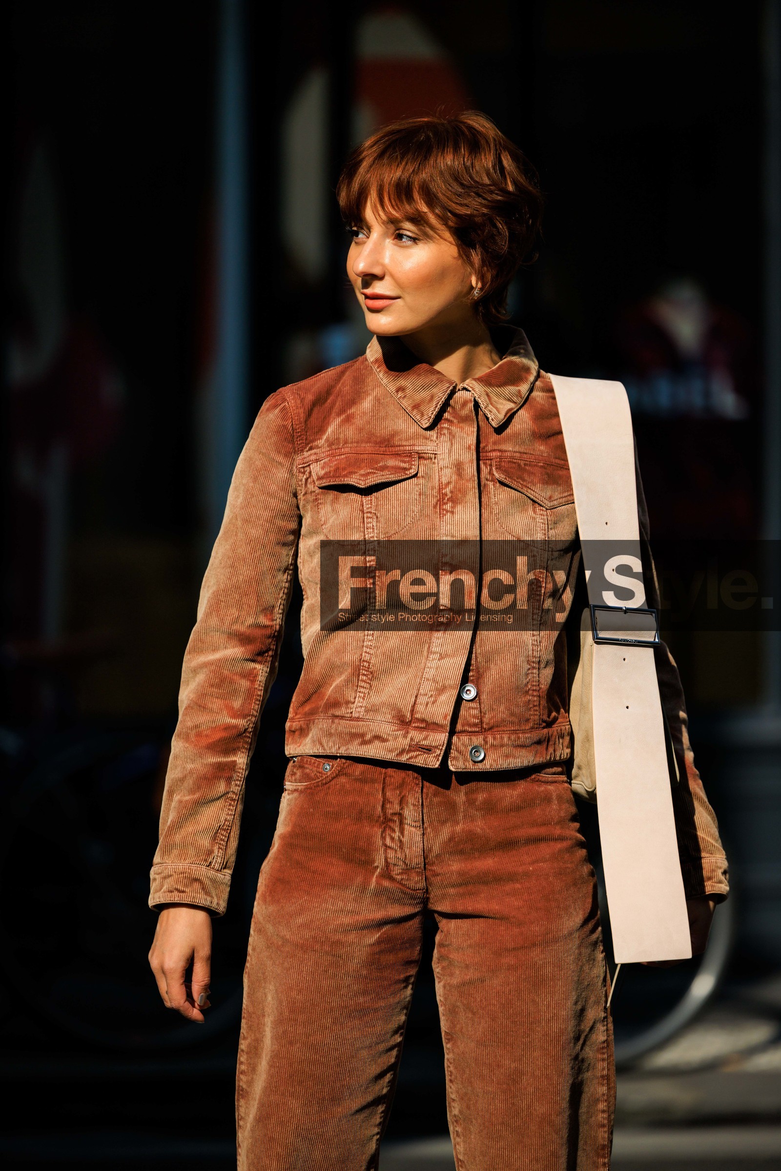 ginger hair, orange outfit, orange jacker, orange pants, beige bag, brown, alyssa coscarelli, street style, jonathan paciullo, FW, frenchystyle, fashion week, AUTUMN WINTER 2022-2023, FALL WINTER 2022_2023, FW 22-23, PFW, PARIS, vertical, detail, corduroy look