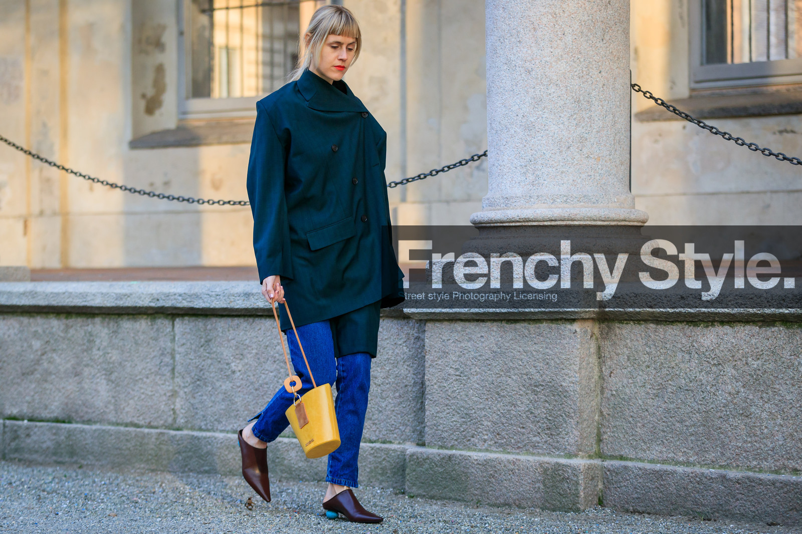 black jacket, blue denim, brown shoes, denim pants, high heels, jacquemus, jeans, leather bag, leather shoes, trousers, yellow bag, fashion week, frenchystyle, FW, jonathan paciullo, street style, MFW, MILAN, AUTUMN WINTER 2018-2019, FALL WINTER 2018-2019, FW 18-19, horizontal, atmosphere details, full length, linda tol